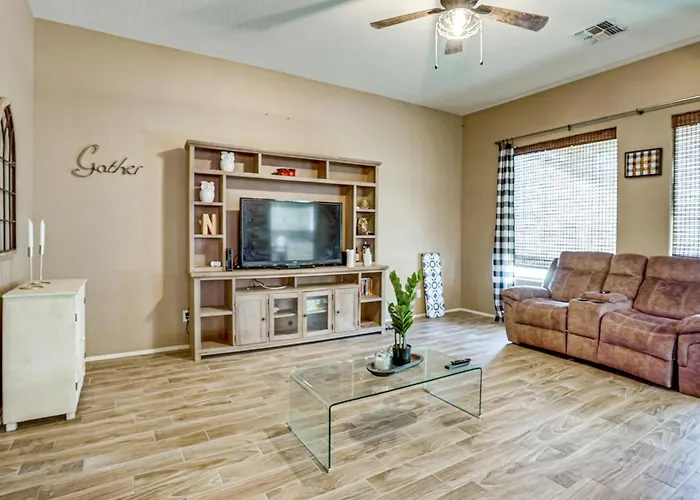 Holiday home Desert Oasis W/ Fire Pit: 6 Mi To Cardinals Games *
