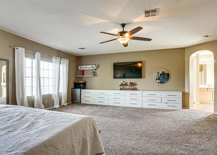 Holiday home Desert Oasis W/ Fire Pit: 6 Mi To Cardinals Games *